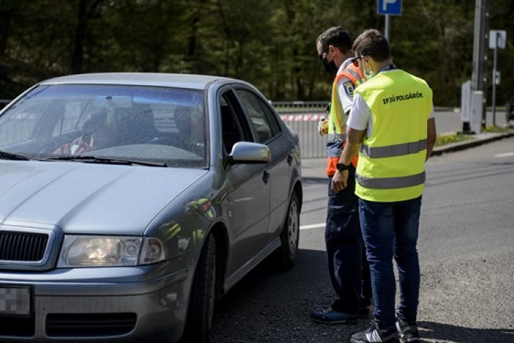 Budapesten és Pest megyében is marad a kijárási korlátozás